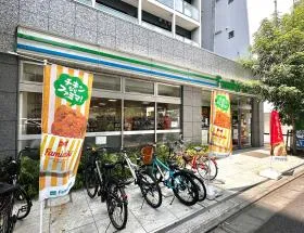 ファミリーマートを通過、もう少し直進すれば当ビル着