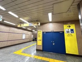 出入口7から地上に出る