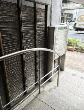 HIビルの外観