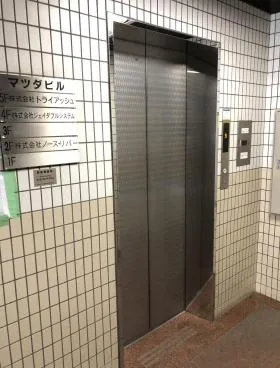 マツダビルの外観