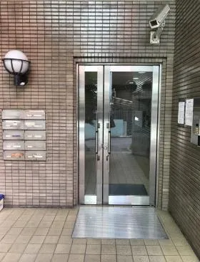 トライアードビルの外観