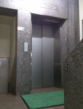銀ビルの外観