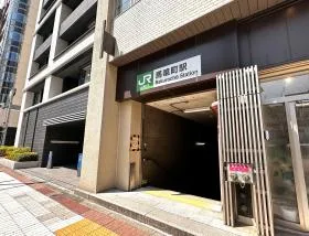 出入口4から地上に出て右に進む