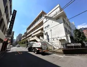 学校の手前で左に曲がり直進する