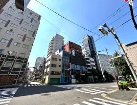 横断歩道で反対側に渡り、靖国通りがある方面に進めば当ビル着