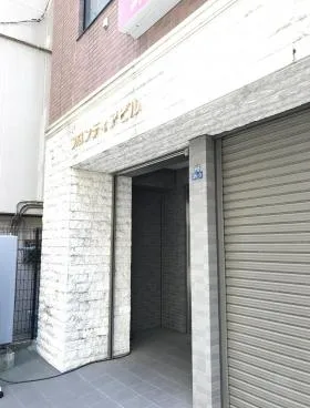 フロンティアビルの外観