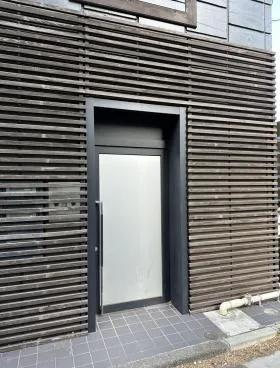 南葵育英会白金台ビルの外観