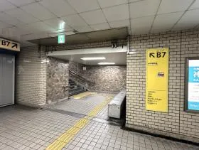 B7出入口を目指す