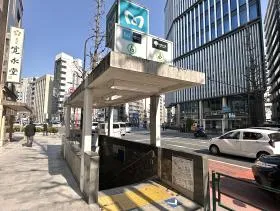 B7出入口から地上に出たら靖国通り方面に進む