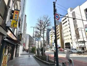 靖国通りを直進する