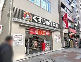 くすりの福太郎を通過すれば当ビル着