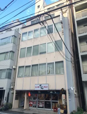 静山ビルの外観