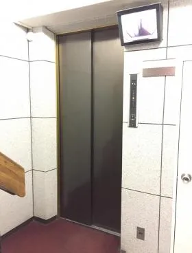 静山ビルの外観