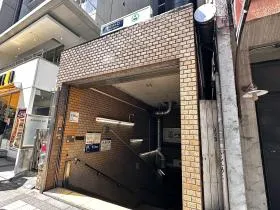 出入口7から地上に出て右に進む