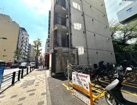 駐輪場を通過する