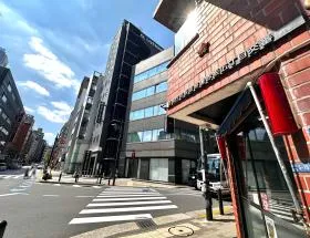 交番を通過して横断歩道を渡り、少し直進すれば当ビル着