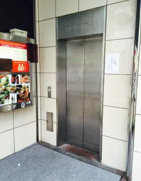 新宿モアビルの外観