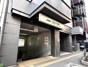 南口から地上に出たら左に進む（甲州街道に出る）