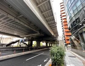 甲州街道沿いを直進する（新宿駅方面）