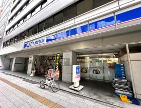 ローソンを通過、もう少し直進すれば当ビル着（ローソンの先にある横断歩道を渡る）