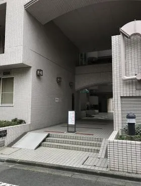 ルネ御苑プラザの外観