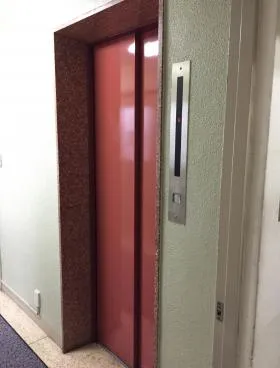 鈴友ビルの外観