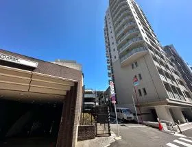出入口の隣りにある道に入り、左に曲がる