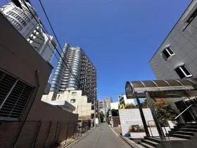 細い道を直進、千駄ヶ谷大通り商店街がある道まで向かう