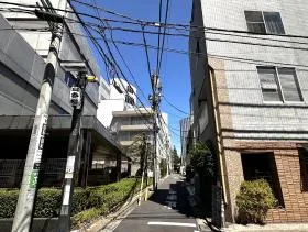 千駄ヶ谷大通り商店街の道に出るので、突き当りまで直進すれば（千駄ヶ谷大通り商店街の文字がある黒い看板の隣りにある道）当ビル着