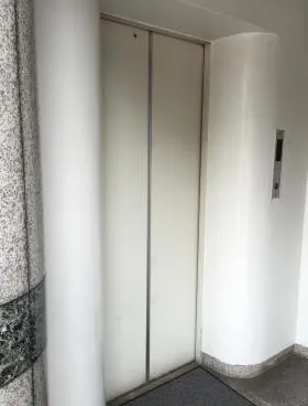 白金台間中ビルの外観