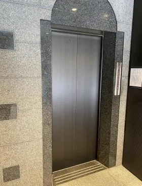 青山エイティーン(旧:青山純ビルの外観
