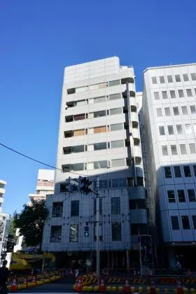 新宿明治通りビルの外観