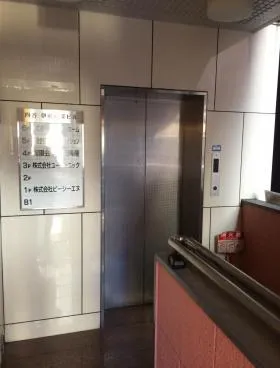 DeLCCS新宿御苑ビル(旧:伊藤総業ビル)の外観