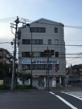 学友社ビルの外観