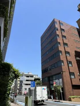 鮨源ビルの外観