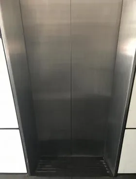 PURE六本木ビルの外観