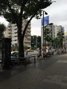 コマツローリエビルの外観