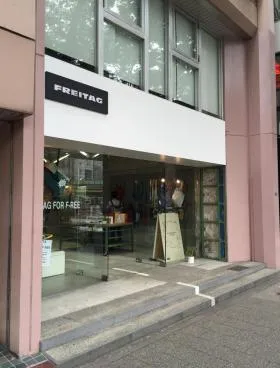コマツローリエビルの外観