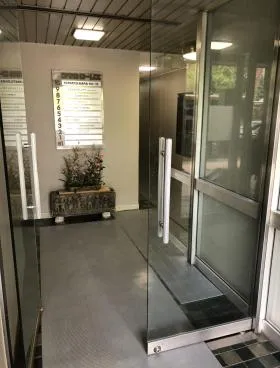 コマツローリエビルの外観
