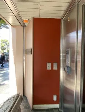 コマツローリエビルの外観