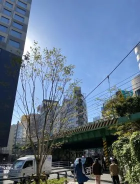 コマツローリエビルの外観