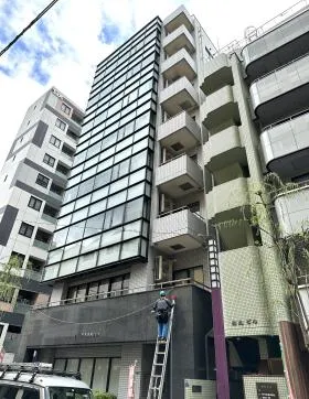 秋山ビルの外観