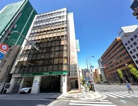 トヨタレンタカーの前にある横断歩道を渡り、もう少し直進すれば当ビル着