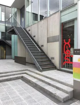 b-town jingumaeの外観
