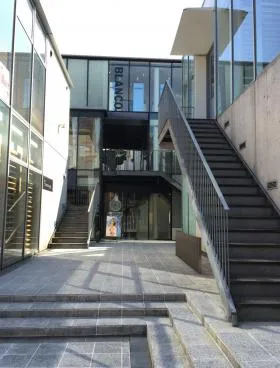 b-town jingumaeの外観