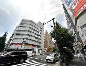 蔵前橋通り沿いを右へ直進する