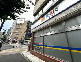 どらっぐぱぱすを通過、横断歩道を渡り少し進めば当ビル着