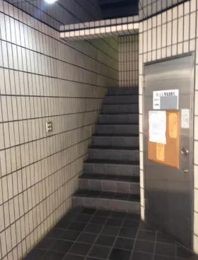 河上ビルの外観