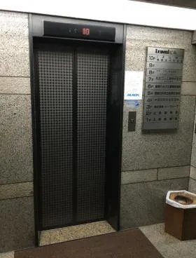 IZUMIビルの外観