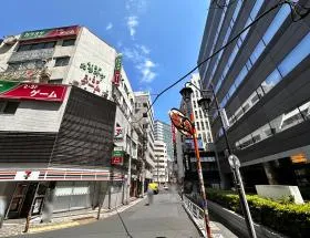 東口改札から出て一番下に降り、セブンイレブン沿いの道を直進する
